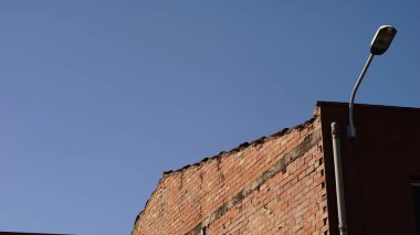 Gökyüzüne karşı tuğla duvar cephesi