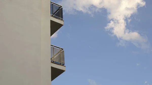 Строительство Балконов Против Неба — стоковое фото
