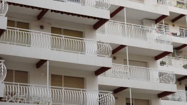 Panjurları kapalı konut binasının ön cephesi