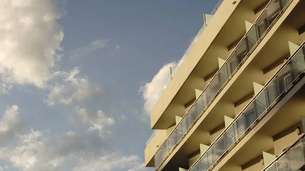 Membangun Balkon Kaca Terhadap Langit — Stok Foto
