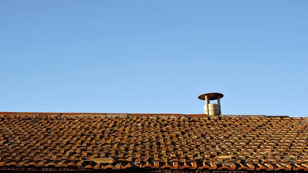 Techo Envejecido Con Chimenea Contra Cielo — Foto de Stock