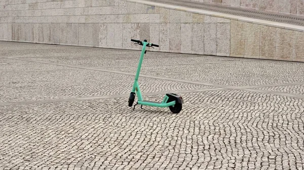 Auf Der Straße Abgestellter Elektroroller — Stockfoto