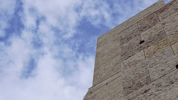 青い空に対する現代的な建物のファサード — ストック写真