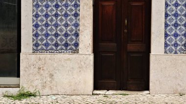 Ahşap kapılı ön cephede