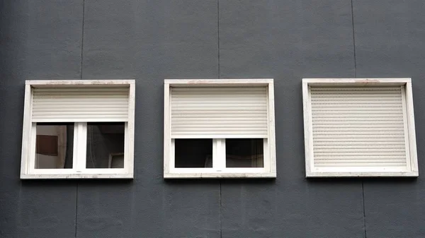 ファサードにブラインド付きの窓 — ストック写真