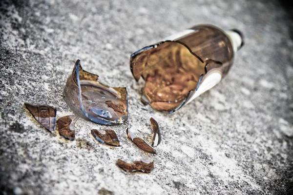 Krossade bruna ölflaska — Stockfoto