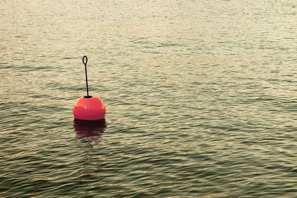 Bouy junto ao lago — Fotografia de Stock