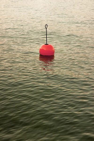 Bouy junto ao lago — Fotografia de Stock