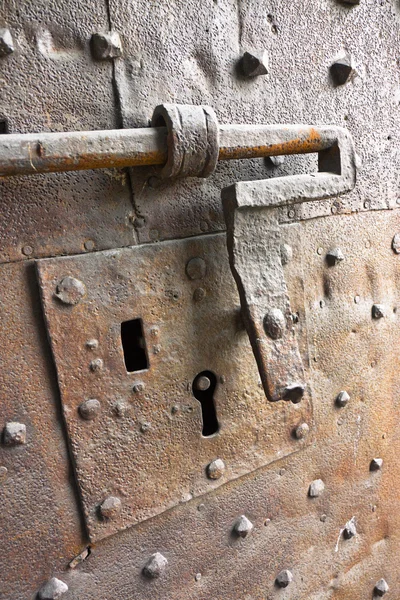 Старая средневековая замочная скважина - концепция безопасности и защиты — стоковое фото