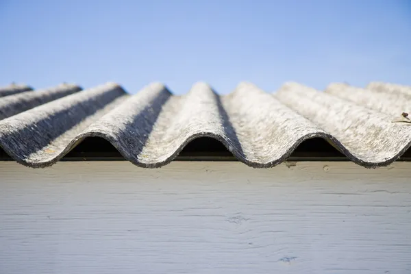 Azbestová střecha — Stock fotografie