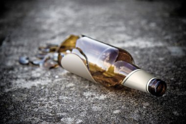 parçalanmış kahverengi bira şişesi