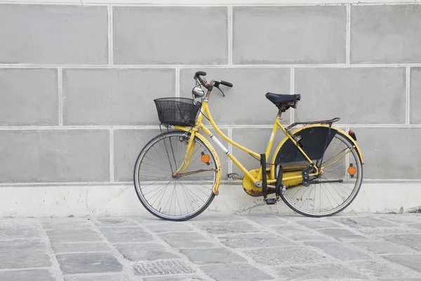 Bici gialla contro il muro — Foto Stock