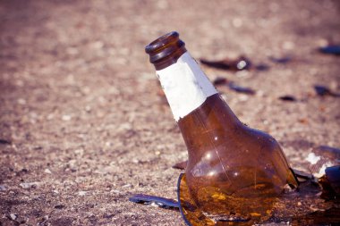 Yerdeki - alkolizm kavramı - görüntü kopya alanı ile dinlenme kırık bira şişesi