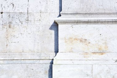 Romanesk Bir İtalyan kilisesinin beyaz taş çerçeveli mermer sütunların tabanı 