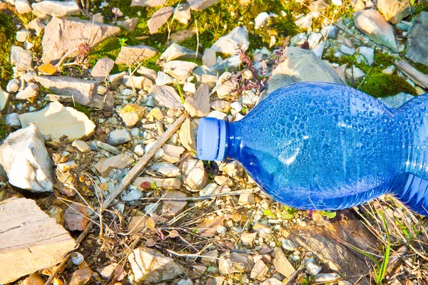 Verlaten Blauwe Plastic Fles Concept Afbeelding — Stockfoto
