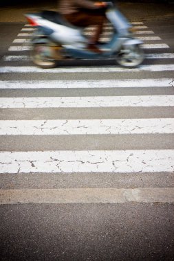 Siyah ve beyaz yaya geçidi ile bir scooter üzerinde arka plan