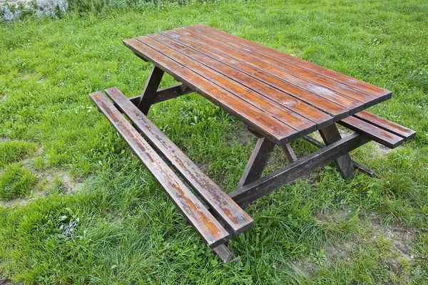 Houten Lege Picknicktafel Een Groene Weide Van Een Openbaar Park — Stockfoto