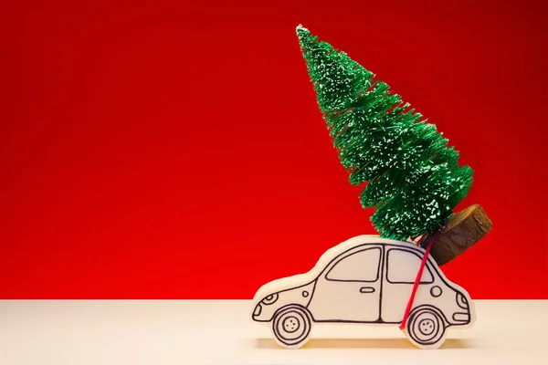 Kerstvakantie Concept Met Een Kleine Dennenboom Handgemaakte Cartoon Speelgoed Auto — Stockfoto