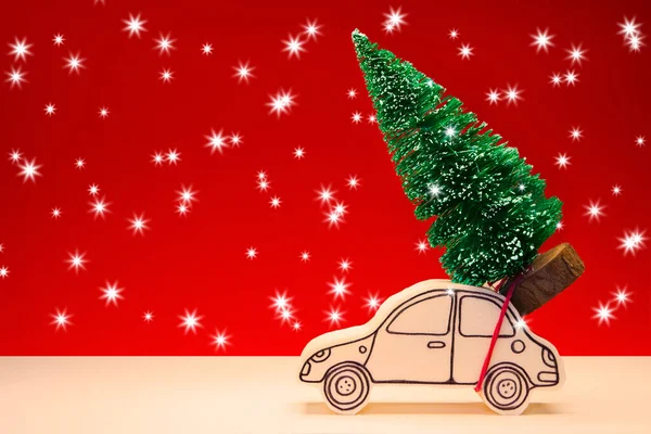 Weihnachtsferien Konzept Mit Einem Kleinen Tannenbaum Auf Handgemachtem Cartoon Spielzeugauto — Stockfoto