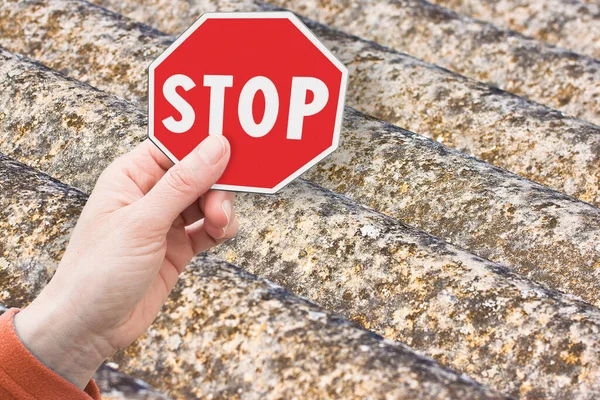 Stop Asbestconcept Beeld Met Hand Houden Van Een Stopbord Tegen — Stockfoto