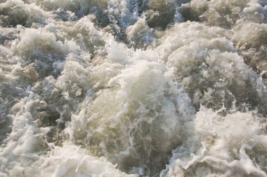 Sel baskınındaki bir nehrin kirli arka planı