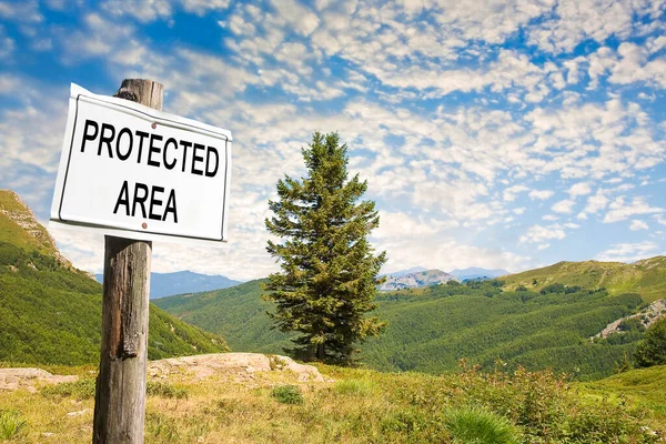 Προστατευόμενη Περιοχή Στα Βουνά Γραμμένη Πινακίδα Πεδίου Έννοια Ένδειξης Πινακίδας — Φωτογραφία Αρχείου