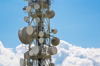 Bulutlu bir gökyüzüne karşı küresel iletişim hizmetleri için üs radyo istasyonu