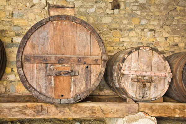 Stare Drewniane Beczki Winorośli Starej Włoskiej Piwnicy Kamienną Podłogą Ścianami — Zdjęcie stockowe