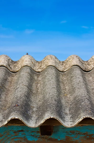 Oude Verouderde Gevaarlijke Dak Gemaakt Van Gegolfd Asbest Panelen Een — Stockfoto