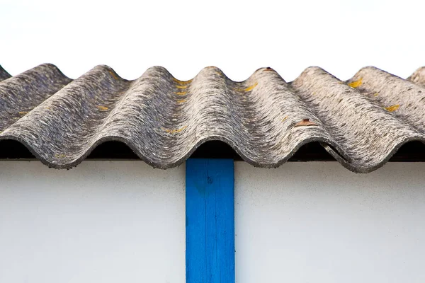 Stary Stary Niebezpieczny Dach Wykonany Falistych Paneli Azbestowych Jeden Najniebezpieczniejszych — Zdjęcie stockowe