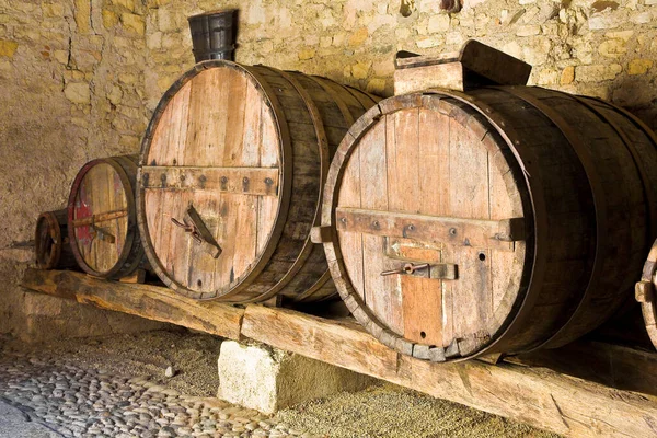 Stare Drewniane Beczki Winorośli Starej Włoskiej Piwnicy Kamienną Podłogą Ścianami — Zdjęcie stockowe