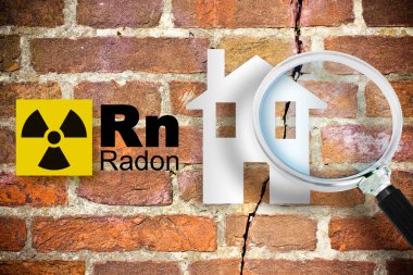 Evlerimizdeki radon gazı tehlikesi - elementlerin periyodik tablosu, radyoaktif uyarı sembolü ve kırık tuğlalara karşı büyüteçle görülen ev silueti kavramı