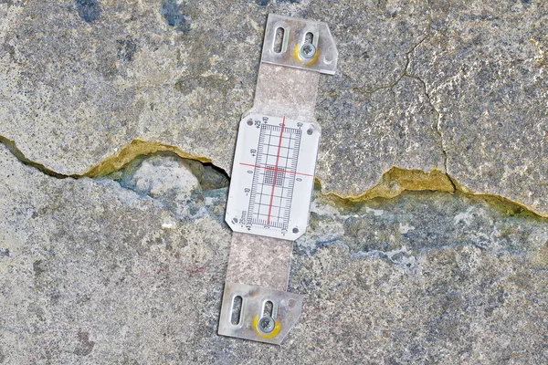 用于测量因地基结构失效而破坏的旧砖墙表面裂缝和节理的深度裂缝和塑性机械裂缝测量仪 — 图库照片