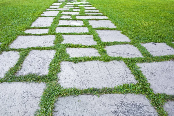 보행자 잔디에 불규칙 모양의 돌덩어리로 공원의 — 스톡 사진