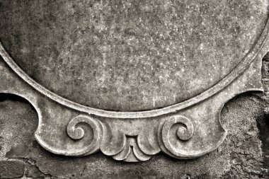 Taş duvarda boş çimento işareti- Sıva duvarında eski tabela. Tonlu görüntü