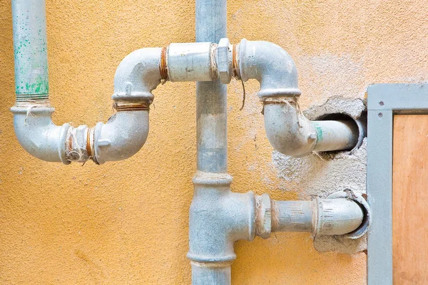 Rury Stali Ocynkowanej Kanalizacji Wodnej Przymocowane Ściany Cegły Gipsu Metalowym — Zdjęcie stockowe
