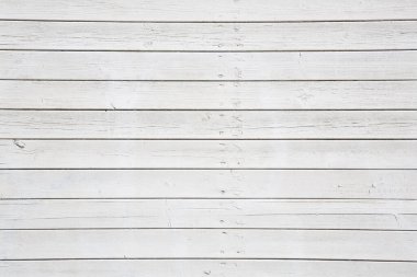 Eski, yıpranmış, beyaz, boyanmış ahşap bir duvar. 