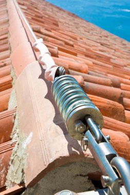Yatay cankurtaran halatı düşme tehlikesini önlemek için terasotta çatısında paslanmaz kabloyla birlikte düşme koruması sistemi.