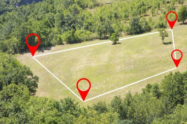 Tepedeki arsa - Arazi Yönetimi - Konut alanındaki inşaat ve konut katmanı için yeşil alanda boş bir araziye sahip emlak kavramı