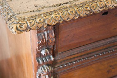 Çiçekli eski İtalyan ahşap mobilyalarının ayrıntıları.