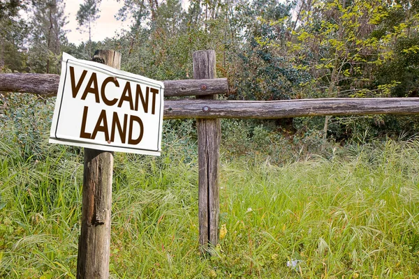 Onbebouwde Landbouwgrond Koop Grondgrondbeheer Vastgoedconcept Met Een Wilde Braakliggende Grond — Stockfoto