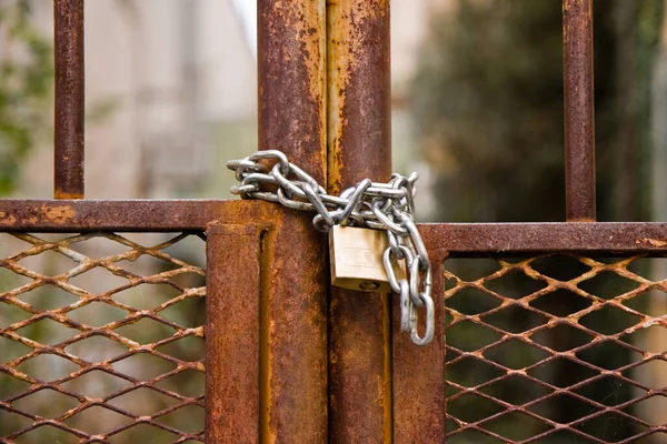 Puerta Metálica Oxidada Una Fábrica Cerrada Con Candado Imagen Conceptual — Foto de Stock