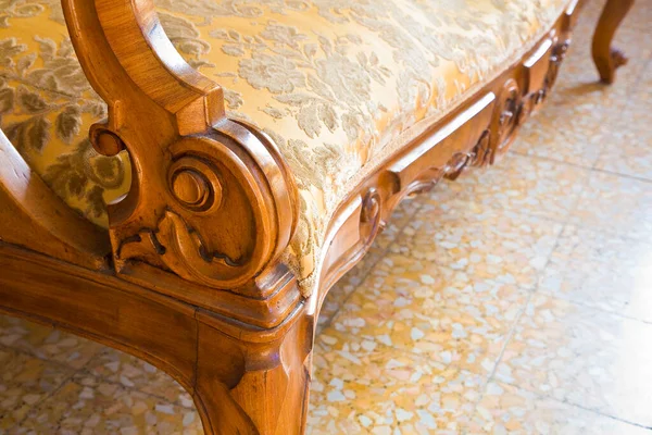 Деталь Старинной Традиционной Деревянной Итальянской Мебели Отреставрированной Цветочными Украшениями — стоковое фото