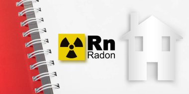 Evlerimizdeki radon gazı tehlikesi - elementlerin periyodik tablosu, radyoaktif uyarı sembolü ve ev silueti kavramı