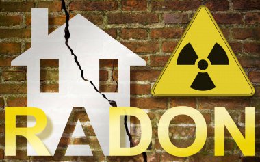 Evlerimizdeki radon gazı tehlikesi. Radon metni olan küçük bir evin ana hatları hasarlı tuğla duvar ve radyasyon tehlikesi tabelasına karşı. 