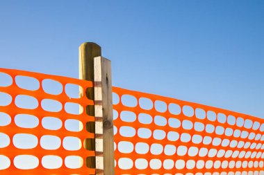 İnşaat alanlarını sınırlamak için delinmiş turuncu plastik şebeke