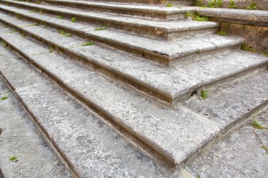 Kamu binalarındaki ya da halka açık özel binalardaki mimari engellerin kaldırılması ya da aşılması - taş bloklarla oyulmuş eski taş merdivenler