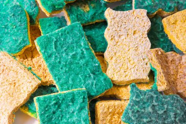 Mutfağı temizlemek için kullanılan eski aşındırıcı süngerler: Dikkat, tehlikeli bakterileri saklayabilirler.