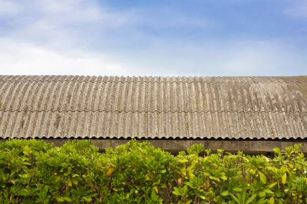 Stary Stary Niebezpieczny Dach Wykonany Falistych Paneli Azbestowych Zakrzywionymi Panelami — Zdjęcie stockowe