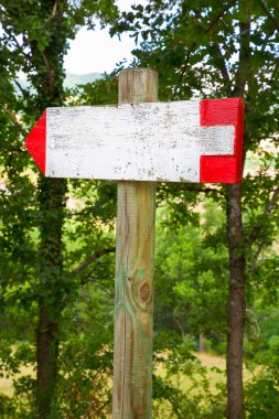 Yıpranmış yönlü boş tabela ahşap bir direkte asılı olduğunu gösteriyor - fotokopi alanı olan resim